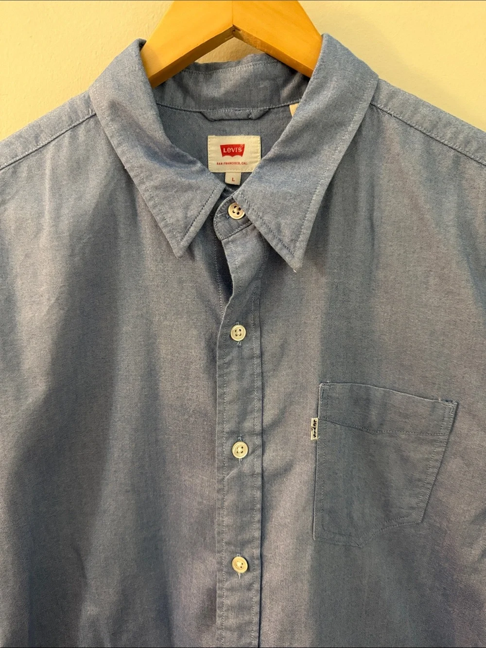 Levi's Men's Light Blue Oxford Button-Down Shirt